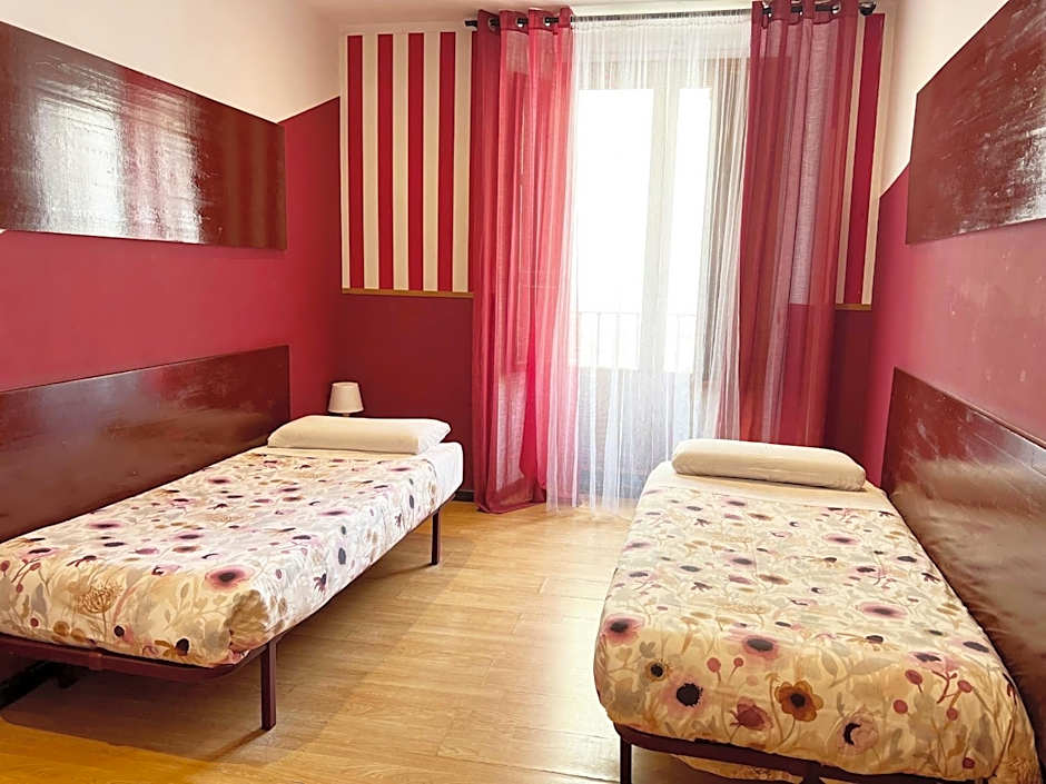 Twin Room with Shared Bathroom — 11 fotoğraftan 1. fotoğraf