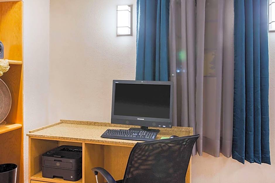 La Quinta Inn & Suites by Wyndham Norfolk Virginia Beach