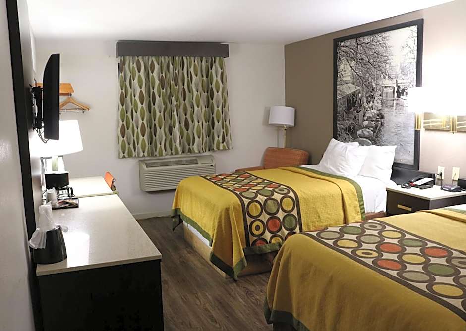 Super 8 by Wyndham San Antonio/I-35 North