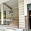 Hotel O Wamson Alpha Co living Stays
