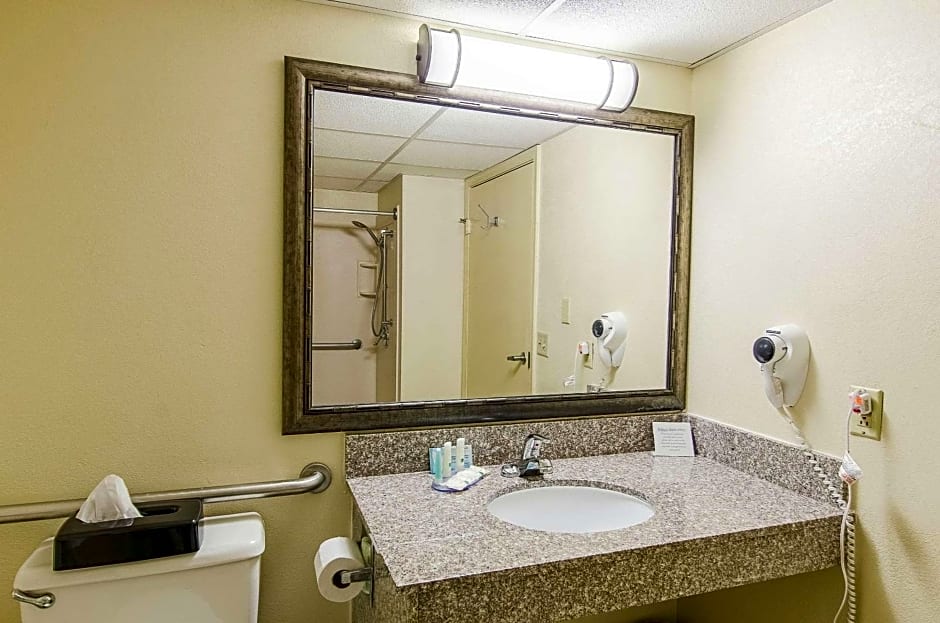 Quality Inn & Suites Lexington near I-64 and I-81