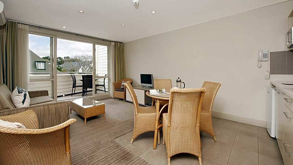 Hananui Lodge and Apartments