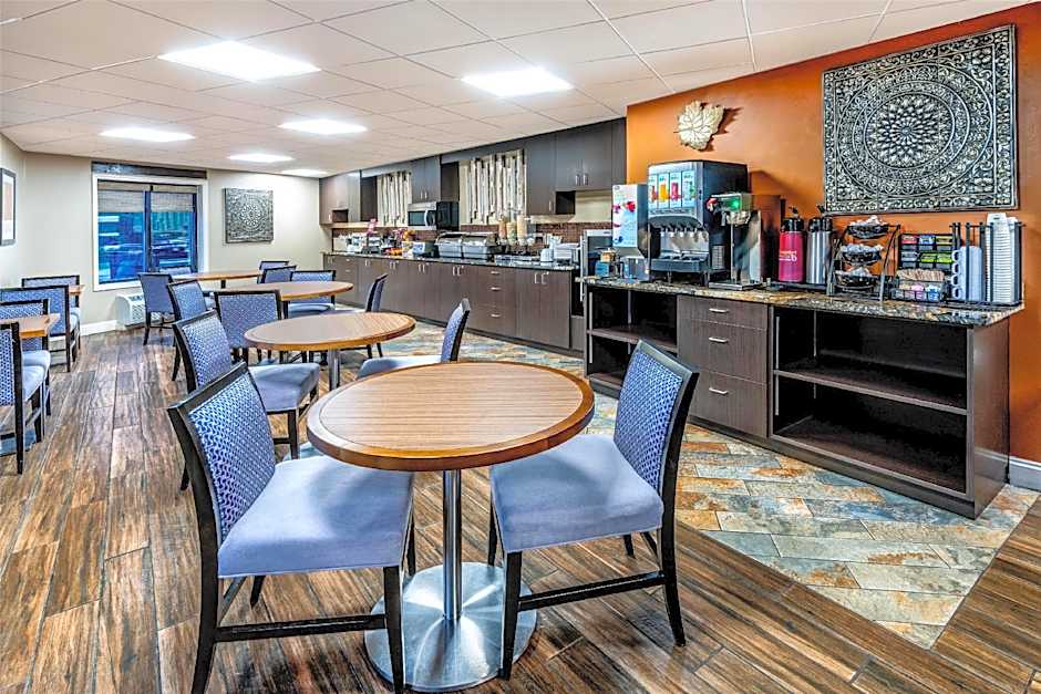 Aiden by Best Western Warm Springs Hotel and Event Center