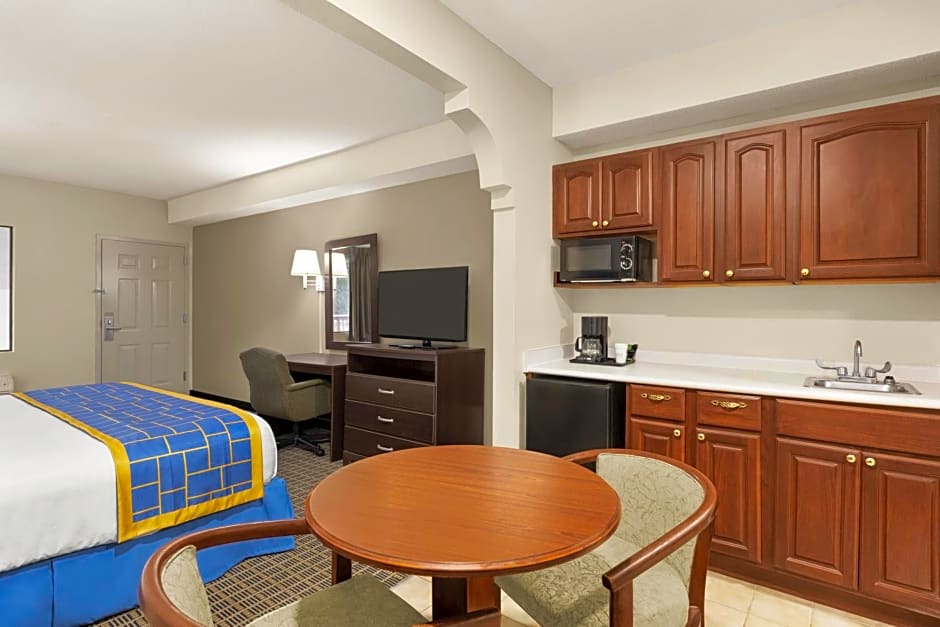 Days Inn & Suites by Wyndham Savannah Midtown