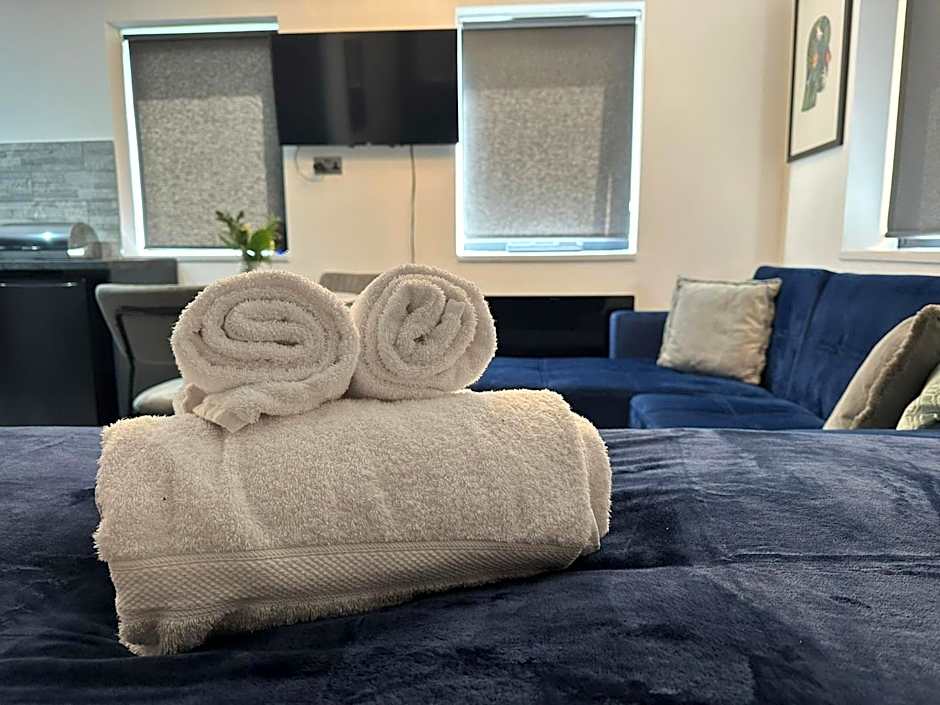 Adam Court Apartments - PE1 - Contractor Friendly - Choice of Studios or 1 Bed Apartments - Free Parking - Sofa Beds - Sky TV - Full Kitchen - Washer Dryer - WiFi