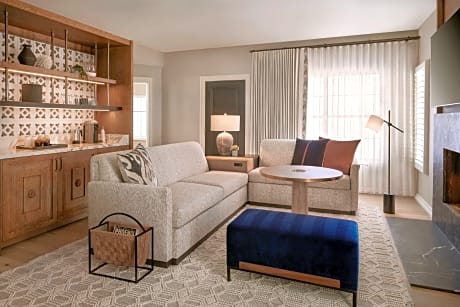 Privado One Bedroom Suite 2 Queen-850sf 79sm Patio or balcony, gas fireplace, oversized shower