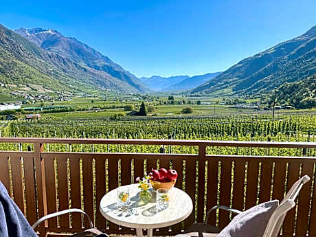 Residence Feldhof im Vinschgau zwischen Apfelwiesen & Bergblick Ruhe finden - inklusive Guestpass