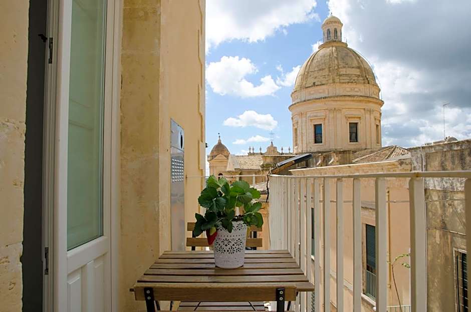 Cathedral View Apartment Noto, Historic Center, Steps from Duomo
