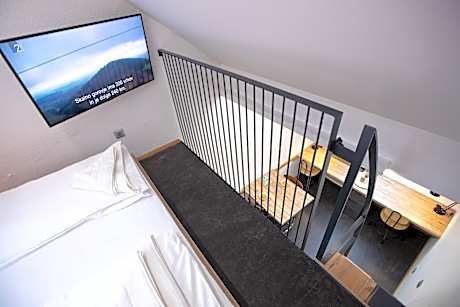 Comfort Attic Apartment - split level
