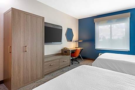 Standard Queen Room with Two Queen Beds and Accessible Tub