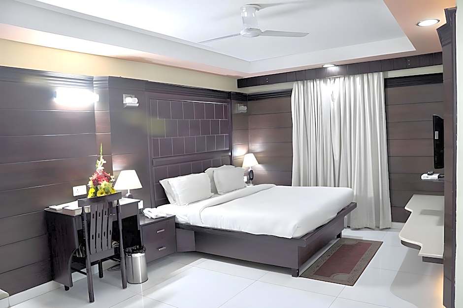 Foxoso Taj View Hotel