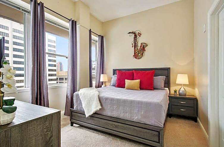 Amazing Condos Beautiful View 2 Blocks To French Quarter, Small Rooftop Pool, Gym, Seanger Theater, Super Dome, And Bourbon St