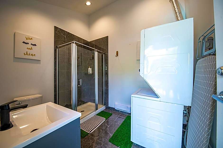 The Lions Self Contained Suite, Shared Pool, Hot Tub, Views