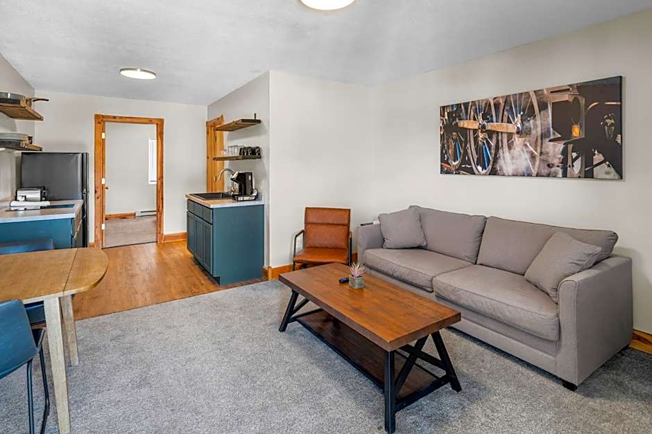 EverSpring Inn & Suites