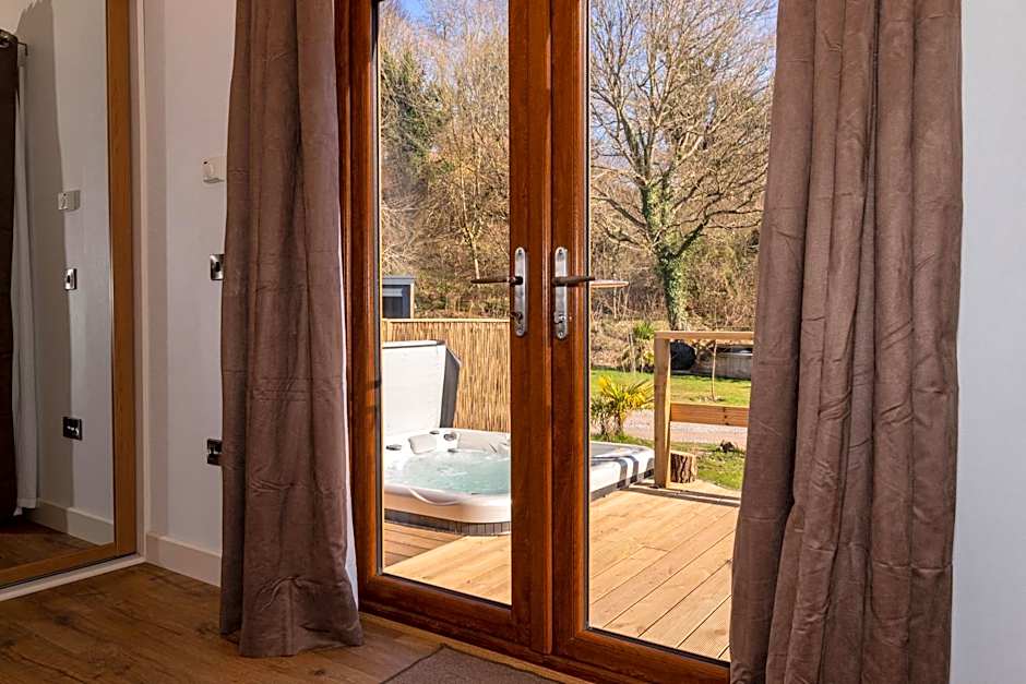 Herons Lake Retreat Hot Tub Lodges