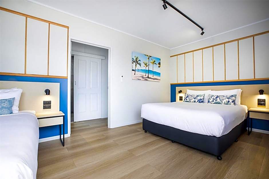 Nightcap at Queens Beach Hotel