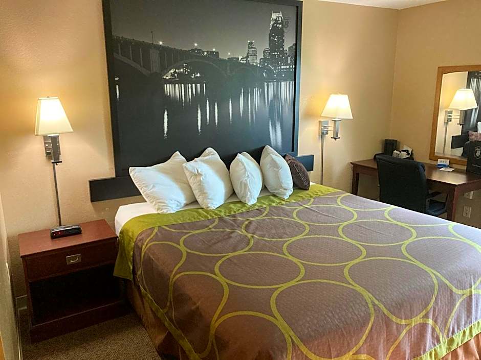Super 8 by Wyndham Chisago City