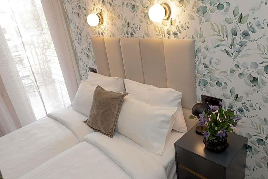 Happy Inn Rooms & Suites