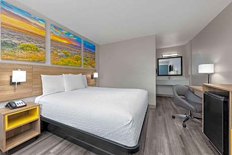 Queen Room with Roll-in Shower - Mobility Access/Non-Smoking