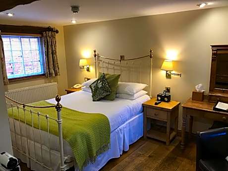 Double room-Standard-Ensuite with Shower-Courtyard view-Ground Floor