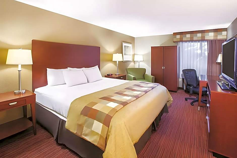 Ashbourne Hotel Canton/Hall of Fame I-77