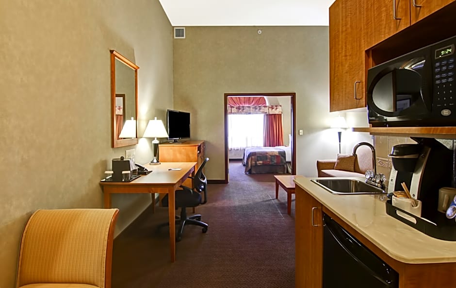 Photo 1 of 2 of Queen Suite