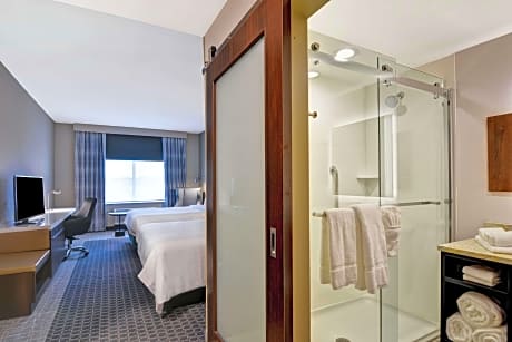 1 King Mobility Accessible W/Bathtub