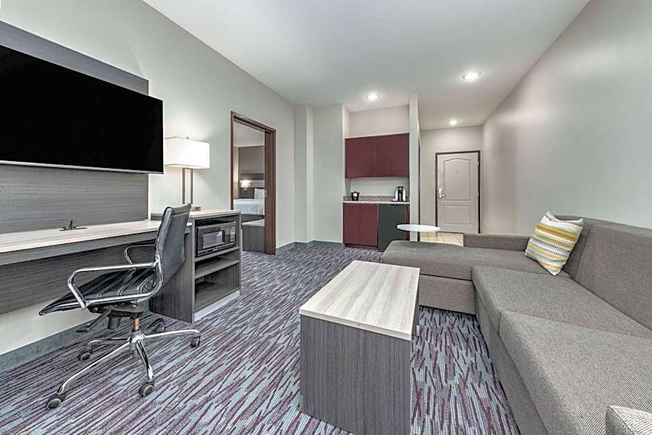 La Quinta Inn & Suites by Wyndham Allen At The Village