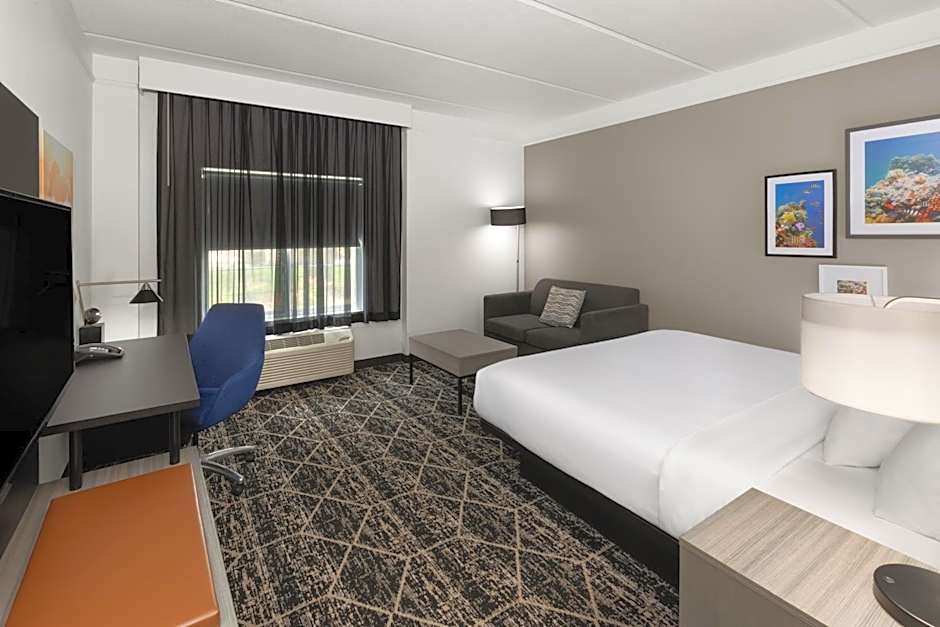 La Quinta Inn & Suites by Wyndham Houston Bush Iah South