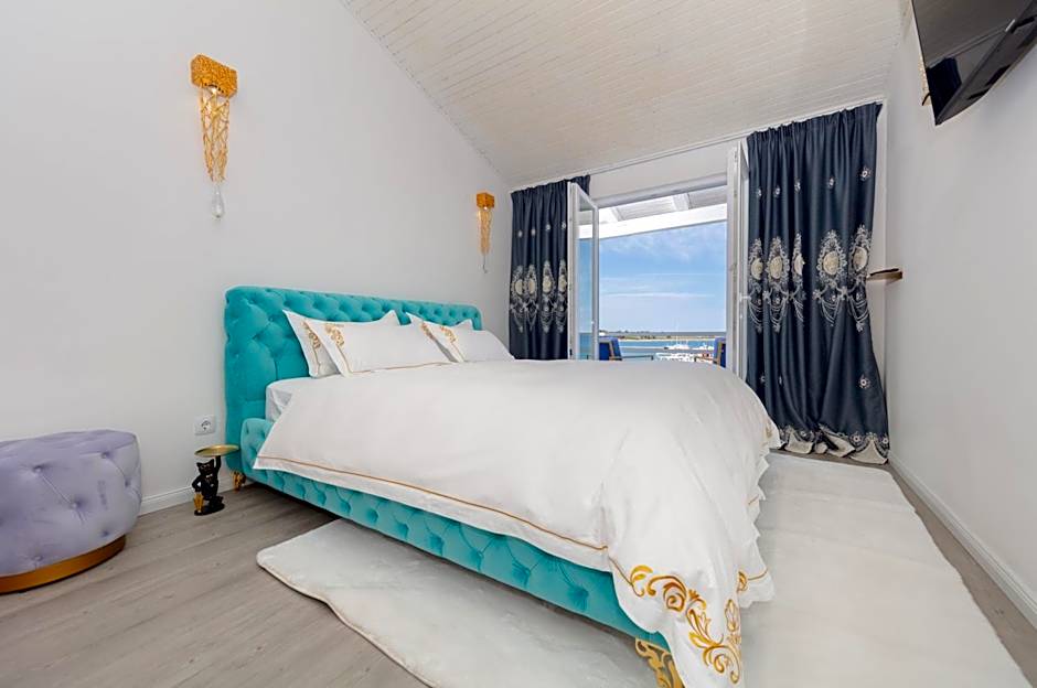 Boutique Residence Sundays