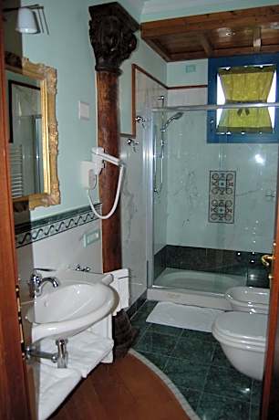 Deluxe Room (2 Adults + 1 Child)