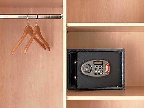 1 Queen 1 Single Standard up to 3 adults