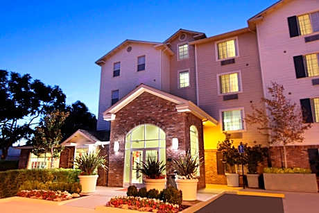 2 Bedroom Suite, Bedroom 1: 1 Queen, Bedroom 2: 1 Queen, Sofa bed