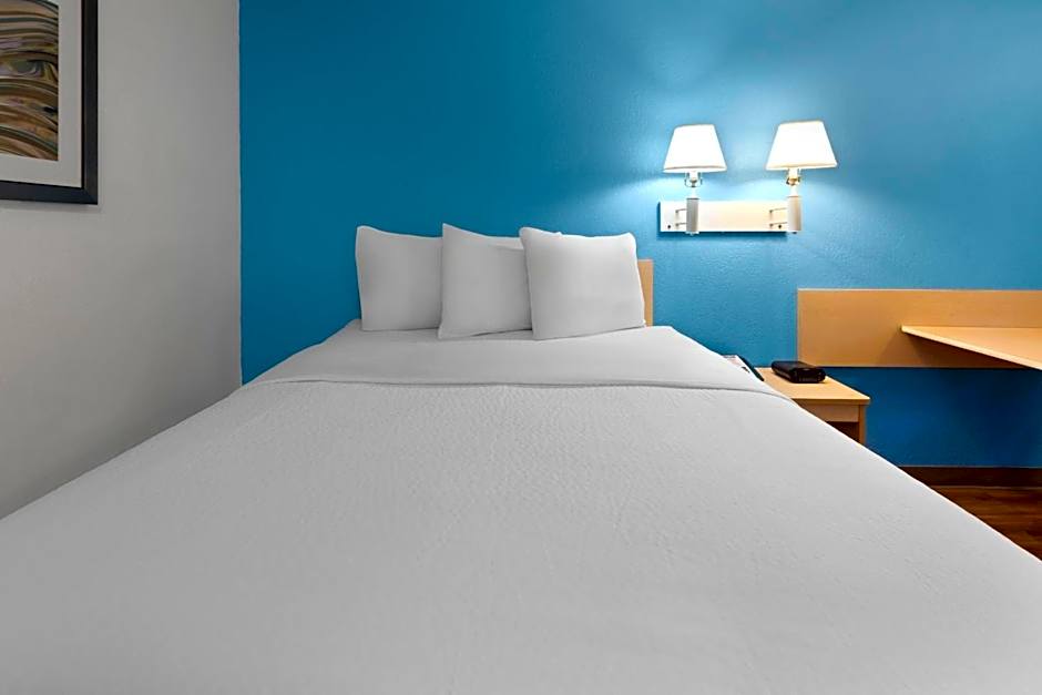 Travelodge by Wyndham Madison Heights MI