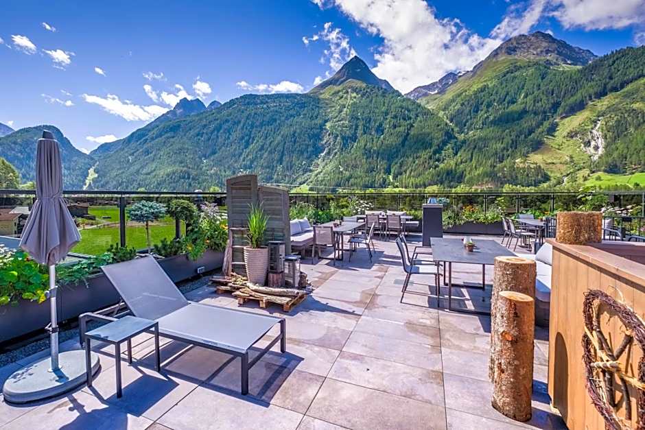 VIER Studios & Restaurant