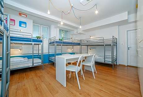 Bed in 8-Bed Dormitory Room with Bathroom
