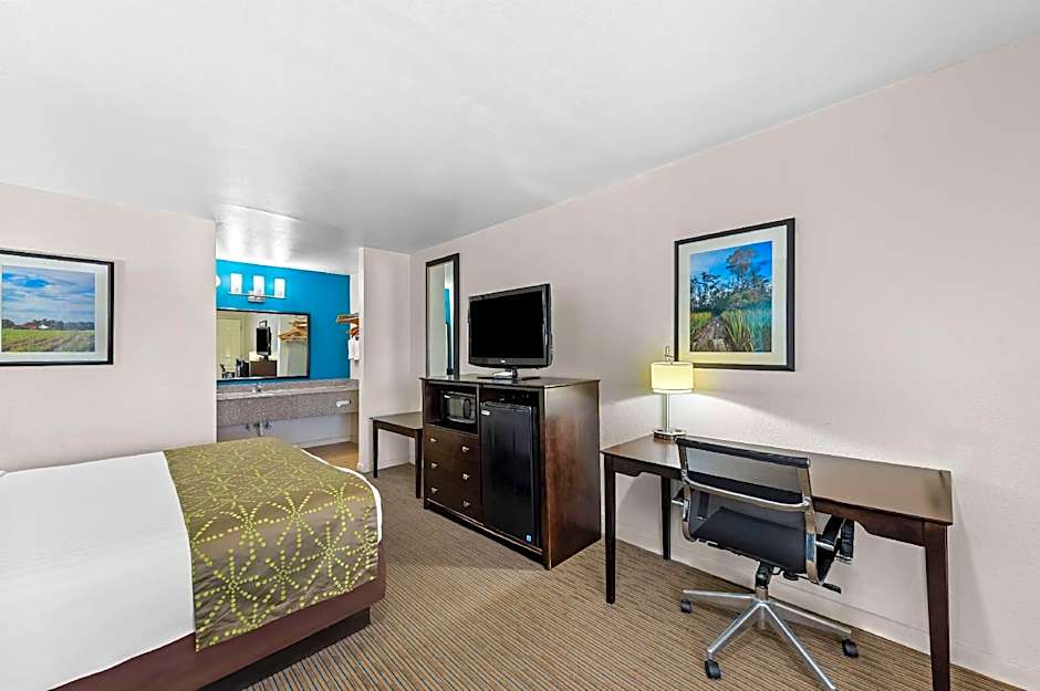 Best Western Delhi Inn