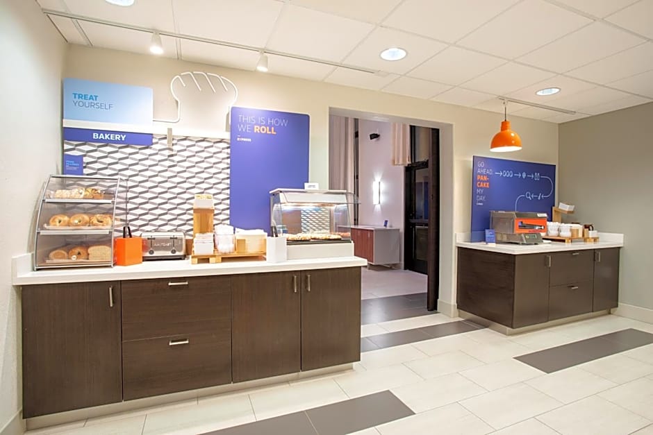 Holiday Inn Express & Suites Phoenix - Glendale Sports Dist By IHG