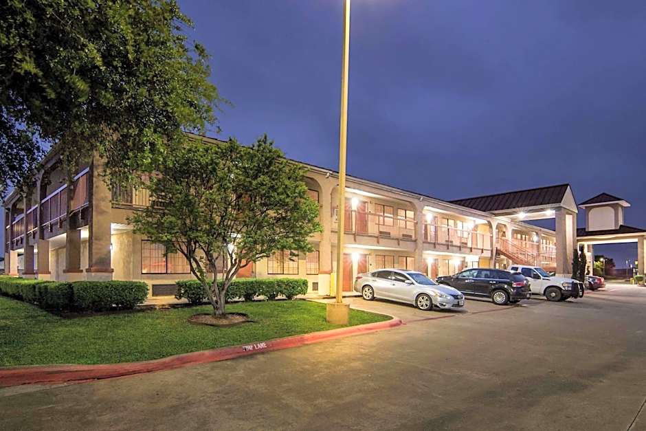 Super 8 by Wyndham Grand Prairie Southwest