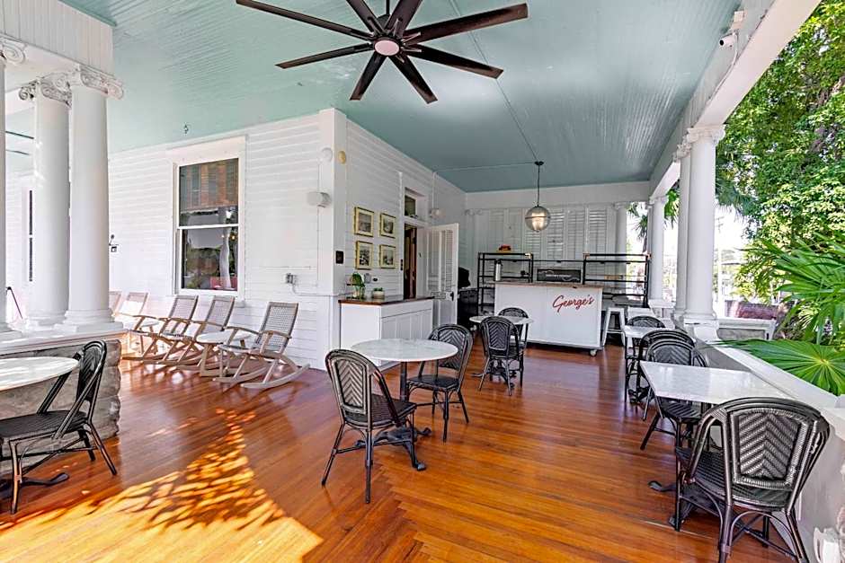 Deluxe King - Curry Mansion with Pool!