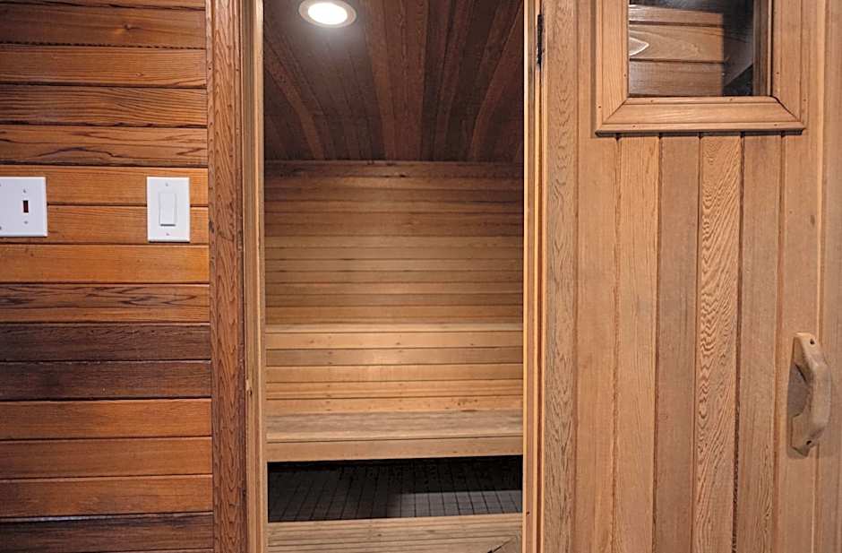 Ramada by Wyndham Ottawa On The Rideau