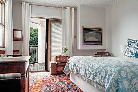 Premium Single Queen with Fireplace and Balcony