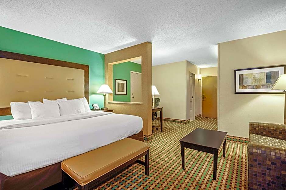 La Quinta Inn & Suites by Wyndham Maingate Fort Jackson