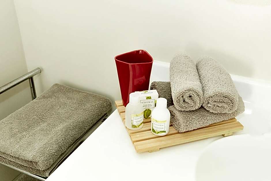 Admiral Court Motel & Apartments