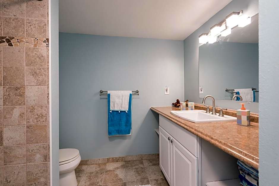 Walk to the Sand, Pool & Hot Tub Waterfront Oasis