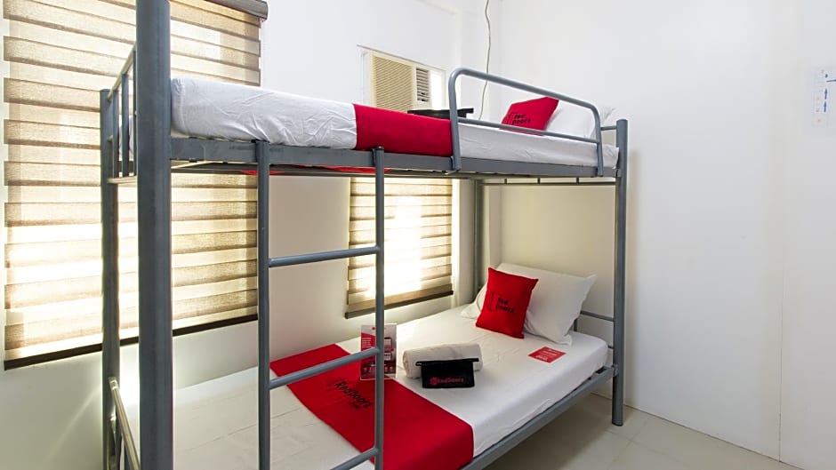 RedDoorz @ Teofila Lodge
