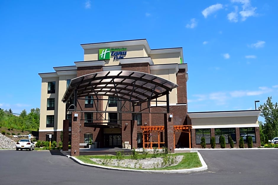 Holiday Inn Express & Suites Geneva Finger Lakes