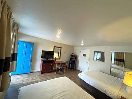 Queen Room with Two Queen Beds - Accessible/Non-Smoking