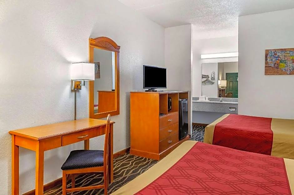 Econo Lodge Inn & Suites