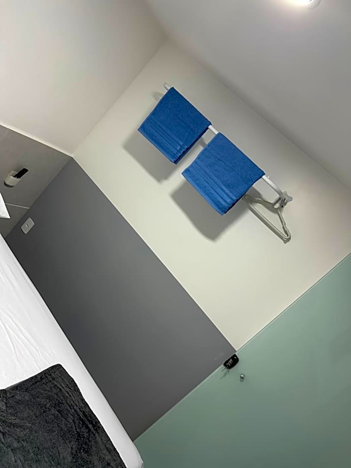 Quarto privativo com banheiro compartilhado em Pousada recém construída,a 500mts do pátio do forró